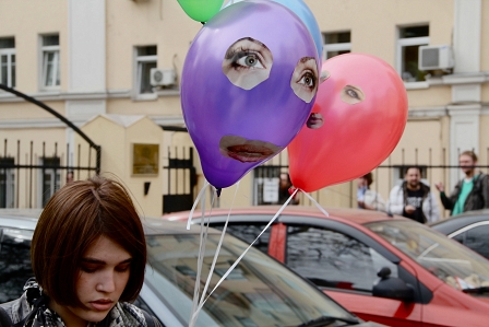 Pussy Riot mit Luftballons